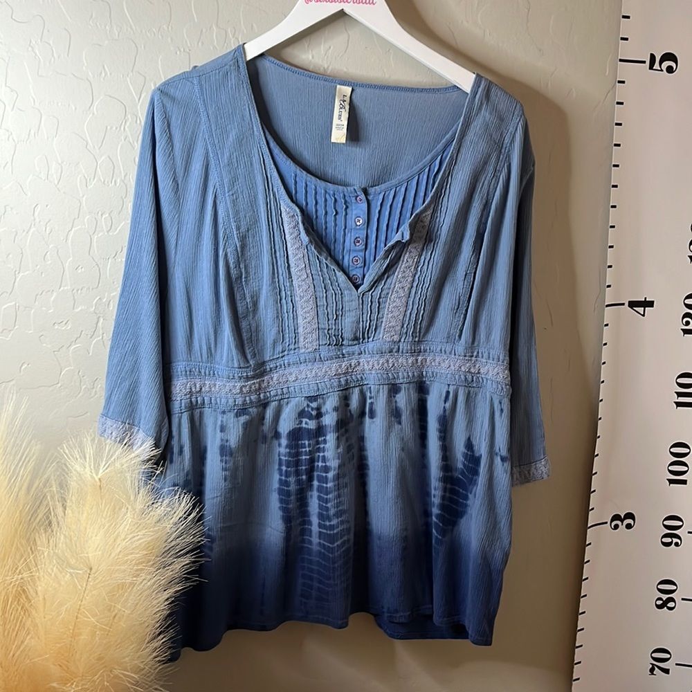 La Blues dip dyed gauze blouse. Mid-length sleeves w/ attached undergarment.